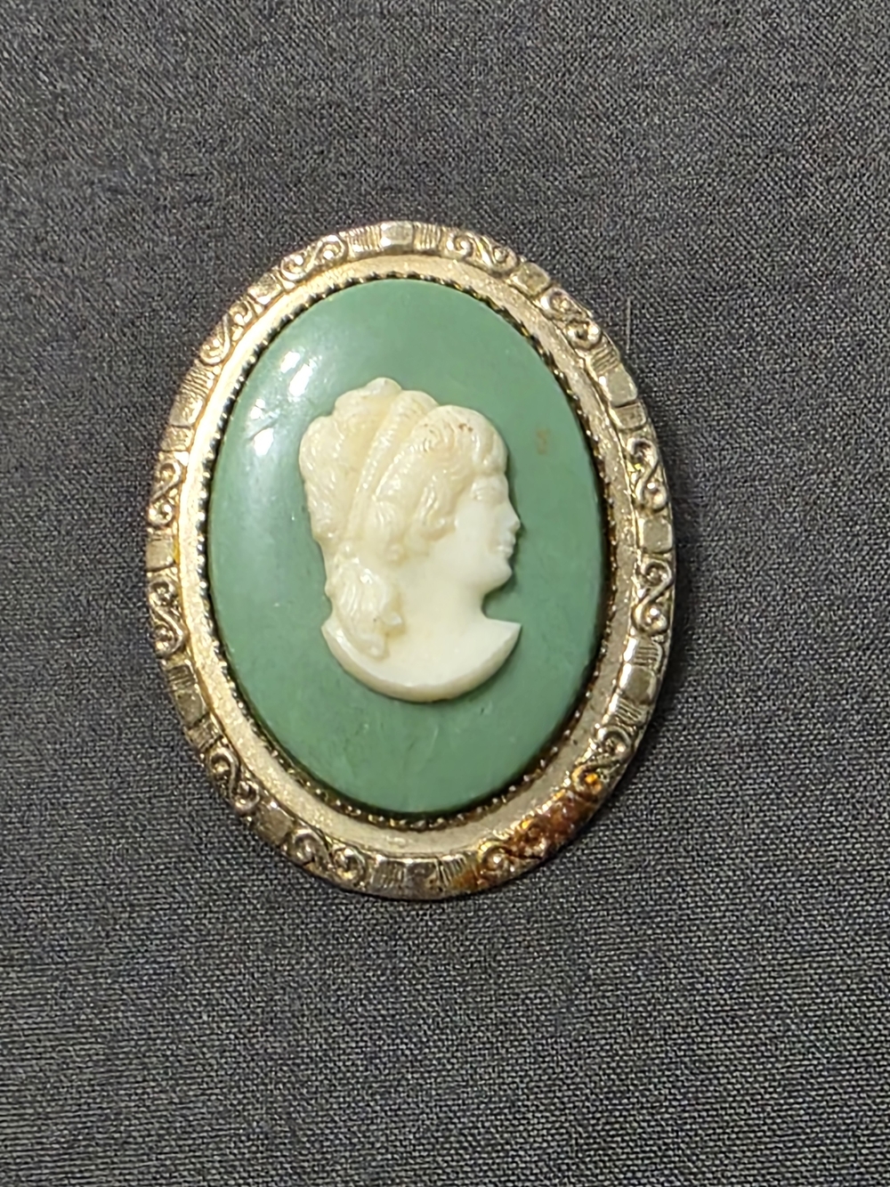 Estate Gold-Tone Green Cameo Vintage Brooch - Item 282